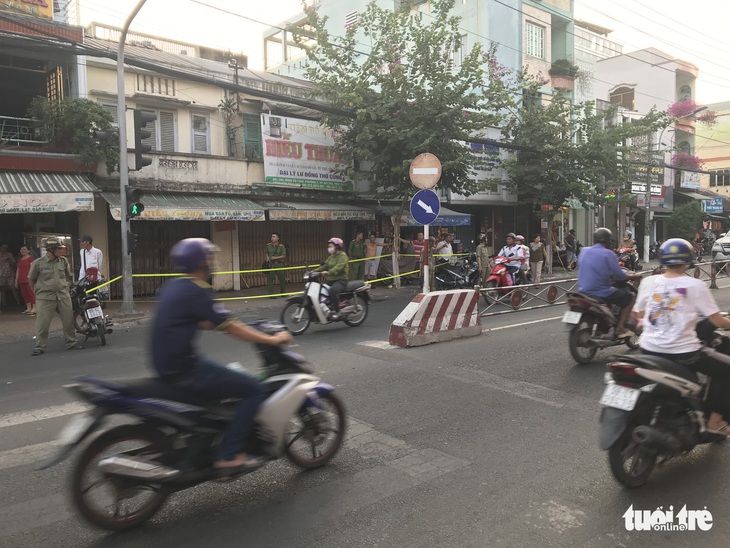 Nhóm thanh niên xông vô quán cà phê chém chết một thanh niên 19 tuổi - Ảnh 1. Nhóm thanh niên xông vô quán cà phê chém chết một thanh niên 19 tuổi - Ảnh 1.