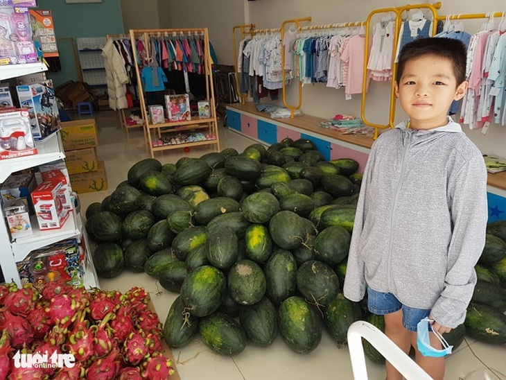 Học trò tiểu học dành tiền lì xì giải cứu dưa hấu, tặng khẩu trang - Ảnh 1.