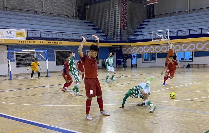 Tuyển futsal Việt Nam thua CLB Real Betis trước khi về Việt Nam - Ảnh 3.