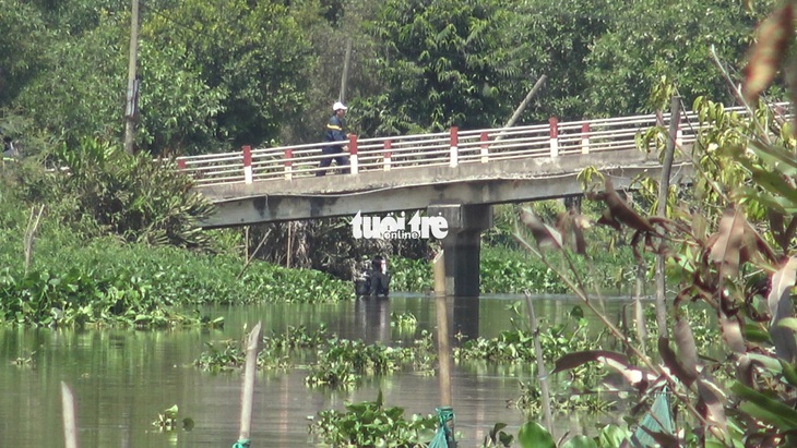 Công an tìm vật chứng trên kênh gần nhà hoang Tuấn khỉ bị tiêu diệt - Ảnh 3.