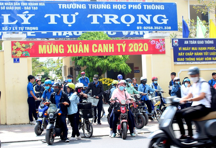 Khánh Hòa cho học sinh nghỉ học để phòng corona, chờ thông báo mới - Ảnh 2.