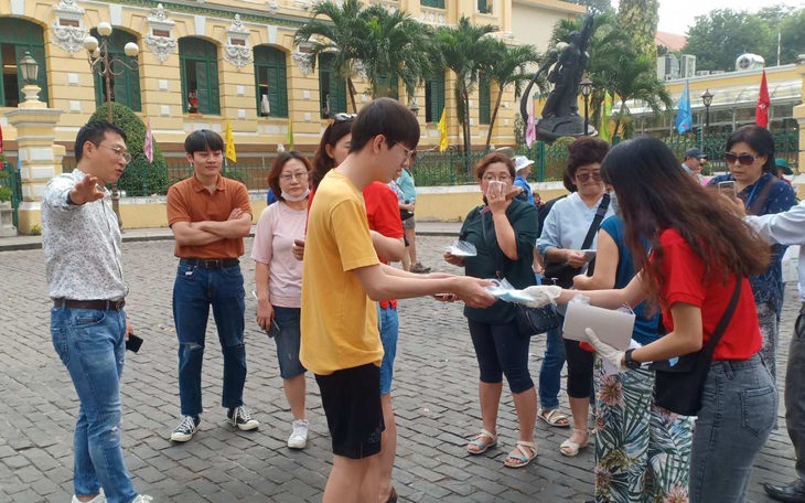 Du khách nước ngoài bất ngờ vì được phát miễn phí khẩu trang ở TP.HCM