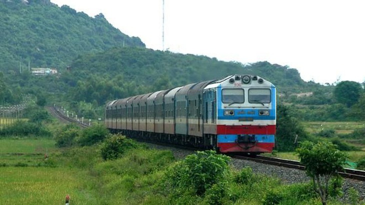 Thiếu tiền trả lương cho nhân viên gác tàu, nguy cơ sẽ dừng chạy tàu trên toàn quốc - Ảnh 1.