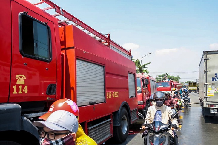 Xưởng gỗ cháy ngùn ngụt giữa trưa, nhiều tài sản bị thiêu rụi - Ảnh 7. Xưởng gỗ cháy ngùn ngụt giữa trưa, nhiều tài sản bị thiêu rụi - Ảnh 7.