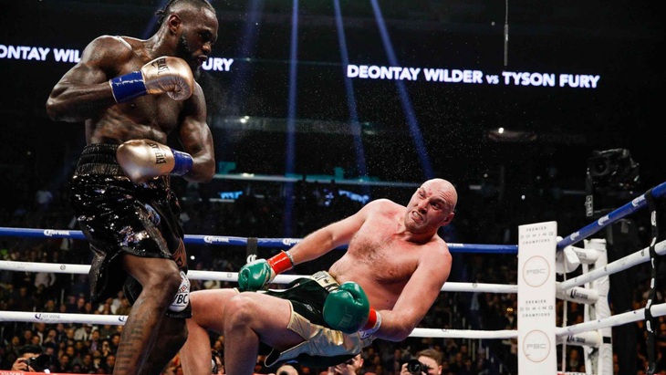 Xem lại hai lần Deontay Wilder khiến Tyson Fury đo sàn - Ảnh 2.