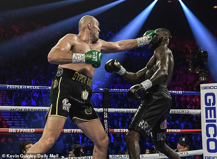 Fury hạ knock-out Wilder ở hiệp 7, giành đai WBC hạng nặng - Ảnh 9.