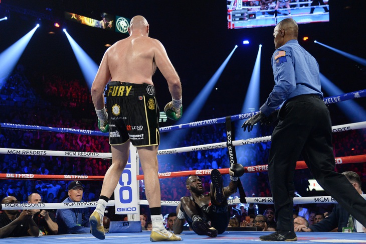 Fury hạ knock-out Wilder ở hiệp 7, giành đai WBC hạng nặng - Ảnh 1.