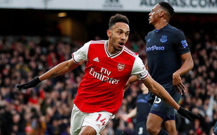 Aubameyang lập cú đúp, Arsenal thắng nghẹt thở Everton