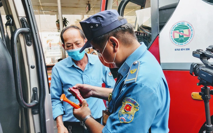 Cháy xe khách, cửa chính bị lửa chặn: Thoát nạn thế nào để tăng cơ hội sống? - Ảnh 4.