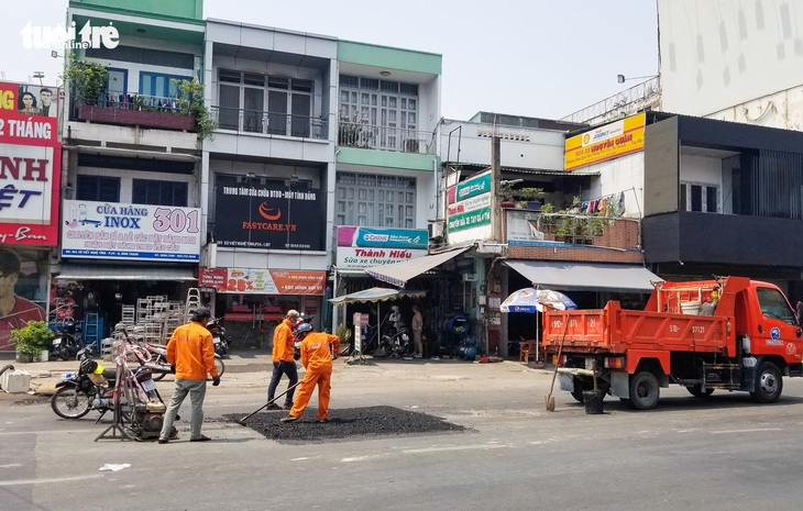 Hố lún sâu hơn cả tấc trên đường ra bến xe Miền Đông đã được khắc phục - Ảnh 1.