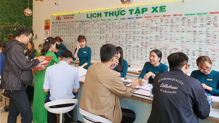 Lo học phí tăng 30 triệu, người dân ùn ùn đi học... lái xe - Ảnh 1.