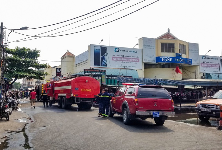 Cháy nhà ở chợ Hạnh Thông Tây, 2 người nhảy xuống đất từ lầu 2 - Ảnh 4.