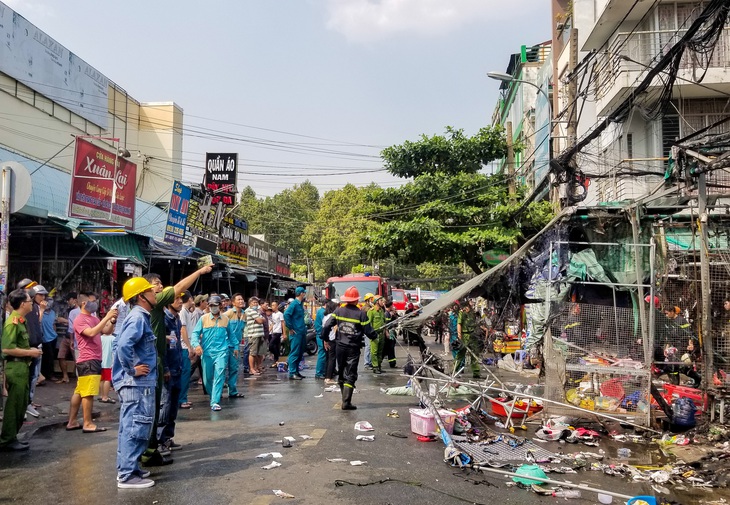 Cháy nhà ở chợ Hạnh Thông Tây, 2 người nhảy xuống đất từ lầu 2 - Ảnh 5.