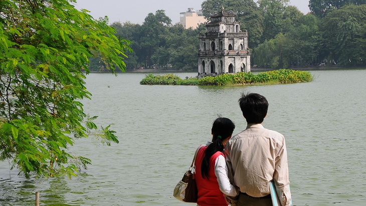 Hạ cánh tình yêu dẫu muộn mằn - Ảnh 1.