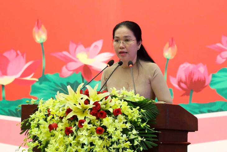 Chủ tịch Nguyễn Thành Phong nhận bằng khen đảng viên hoàn thành xuất sắc nhiệm vụ 5 năm - Ảnh 2. Chủ tịch Nguyễn Thành Phong nhận bằng khen đảng viên hoàn thành xuất sắc nhiệm vụ 5 năm - Ảnh 2.