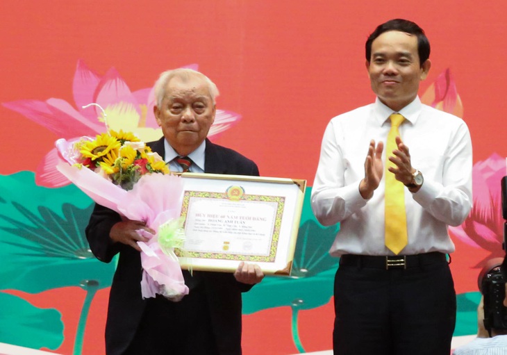 Chủ tịch Nguyễn Thành Phong nhận bằng khen đảng viên hoàn thành xuất sắc nhiệm vụ 5 năm - Ảnh 3. Chủ tịch Nguyễn Thành Phong nhận bằng khen đảng viên hoàn thành xuất sắc nhiệm vụ 5 năm - Ảnh 3.