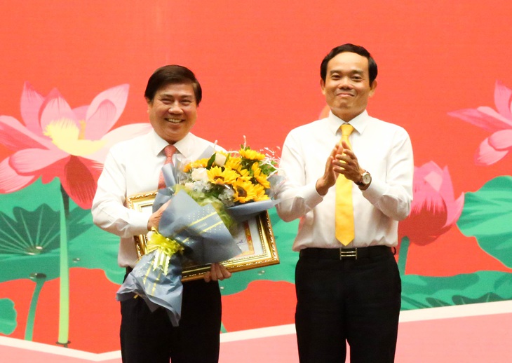 Chủ tịch Nguyễn Thành Phong nhận bằng khen đảng viên hoàn thành xuất sắc nhiệm vụ 5 năm - Ảnh 1. Chủ tịch Nguyễn Thành Phong nhận bằng khen đảng viên hoàn thành xuất sắc nhiệm vụ 5 năm - Ảnh 1.