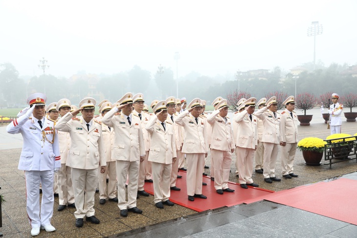 Lãnh đạo Đảng, Nhà nước vào Lăng viếng Chủ tịch Hồ Chí Minh, tưởng niệm các Anh hùng liệt sĩ - Ảnh 4.