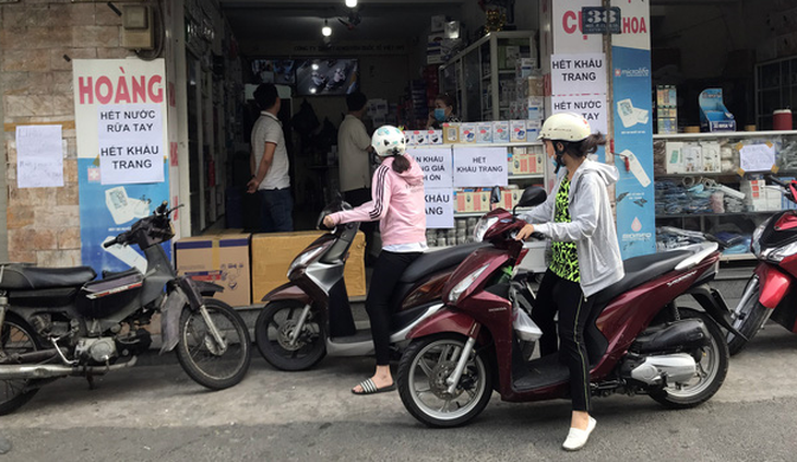 Cửa hàng thuốc tây ém khẩu trang, ‘chợ đen’ bán giá trên trời - Ảnh 2.