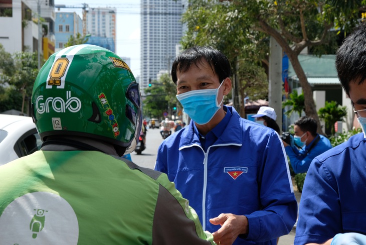 Phát miễn phí 20.000 khẩu trang y tế tại TP Nha Trang - Ảnh 5.