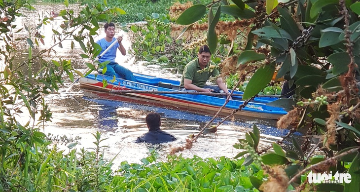 Công an lội kênh tìm vật chứng vụ Tuấn khỉ xả súng ở Củ Chi - Ảnh 3.