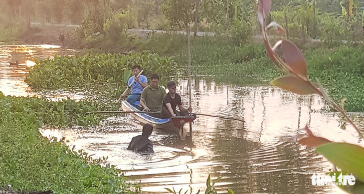 Công an lội kênh tìm vật chứng vụ Tuấn khỉ xả súng ở Củ Chi - Ảnh 4.