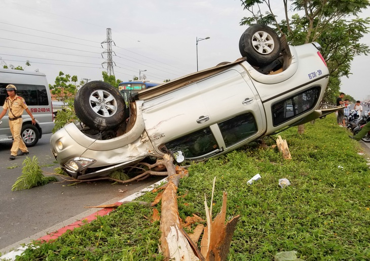 Ôtô chạy tốc độ cao lật ngửa trên dải phân cách, 5 người phải cấp cứu - Ảnh 1.