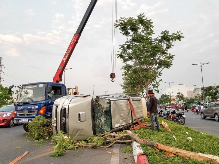 Ôtô chạy tốc độ cao lật ngửa trên dải phân cách, 5 người phải cấp cứu - Ảnh 3.