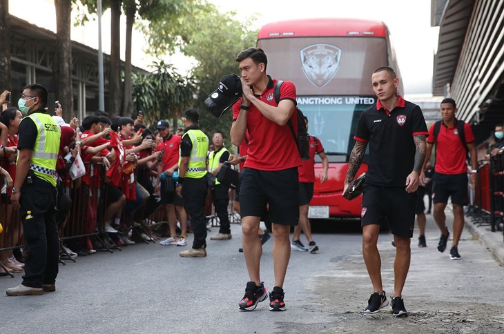 Thủ môn Đặng Văn Lâm mất suất bắt chính ở Muangthong United - Ảnh 1.