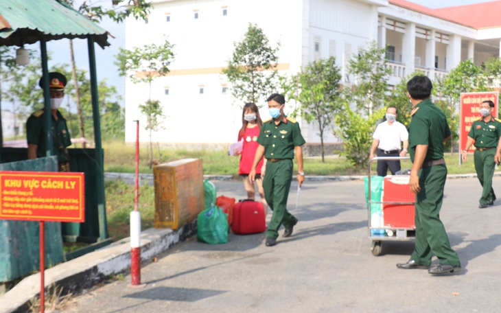 3 người đầu tiên ở Cần Thơ hết hạn cách ly trở về gia đình