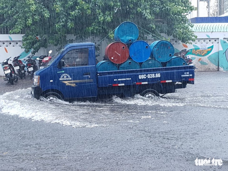 Cà Mau mưa vàng, ngập nửa bánh xe ngay giữa mùa khô - Ảnh 3.