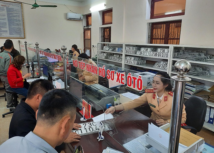 Đăng ký mới ôtô ở Quảng Bình chỉ mất 180 phút - Ảnh 1. Đăng ký mới ôtô ở Quảng Bình chỉ mất 180 phút - Ảnh 1.