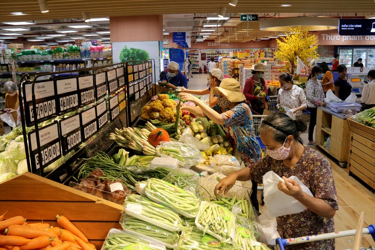 Nguồn hàng trong các siêu thị  vẫn đảm bảo giữa mùa dịch - Ảnh 1.