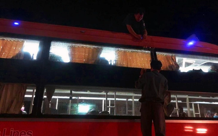 Nhiều xe khách chạy trên cao tốc TP.HCM - Long Thành - Dầu Giây bị 'vật lạ' bay vào, bể kính - Ảnh 2.