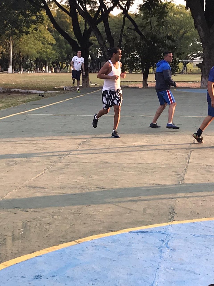 Ronaldinho ghi 5 bàn khi đá futsal ở trong tù tại Paraguay - Ảnh 2.