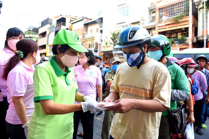 Đeo khẩu trang nơi công cộng: ‘Không nhất thiết là khẩu trang y tế’ - Ảnh 4.