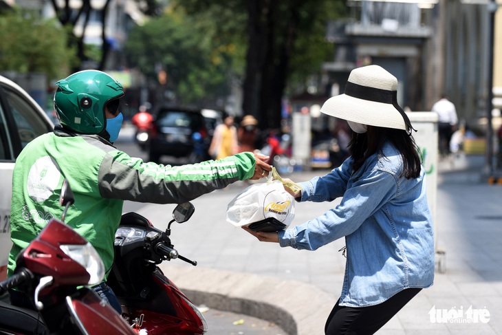 Mùa này, giao hàng ăn uống chạy tất bật - Ảnh 2.