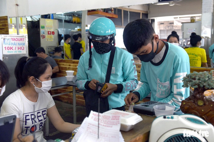 Mùa này, giao hàng ăn uống chạy tất bật - Ảnh 4.