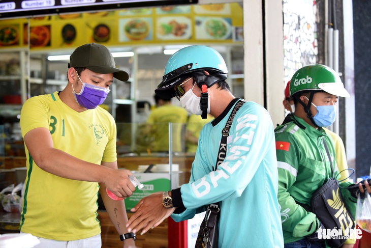 Mùa này, giao hàng ăn uống chạy tất bật - Ảnh 9.