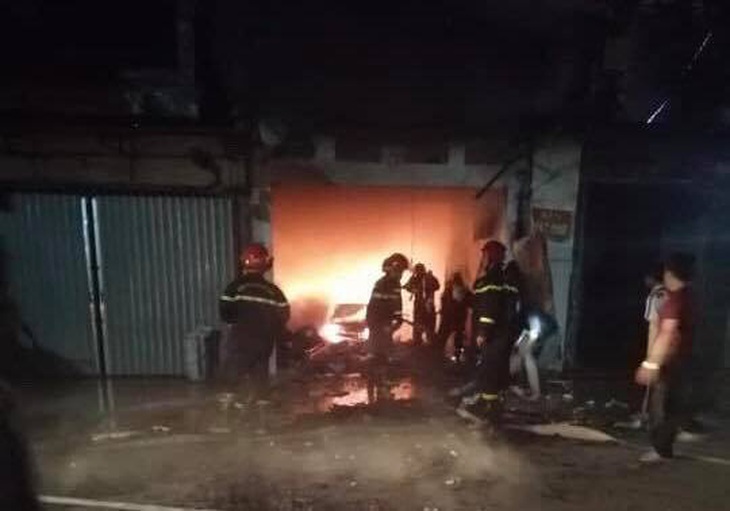 Bắt hai nghi phạm đốt nhà em gái làm 3 người chết - Ảnh 3. Bắt hai nghi phạm đốt nhà em gái làm 3 người chết - Ảnh 3.