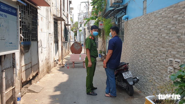 Dựng rào cách ly hẻm 248 Phạm Ngũ Lão, Gò Vấp - Ảnh 2. Dựng rào cách ly hẻm 248 Phạm Ngũ Lão, Gò Vấp - Ảnh 2.