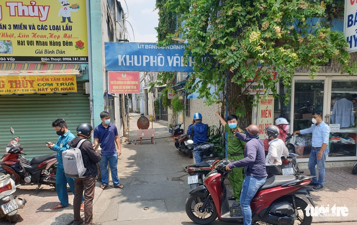 Dựng rào cách ly hẻm 248 Phạm Ngũ Lão, Gò Vấp - Ảnh 3. Dựng rào cách ly hẻm 248 Phạm Ngũ Lão, Gò Vấp - Ảnh 3.
