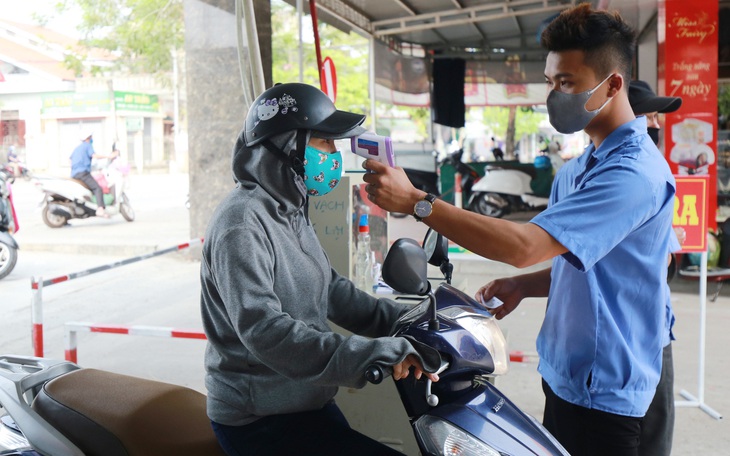 Muốn vào chợ phải mang khẩu trang, đo thân nhiệt phòng dịch COVID-19