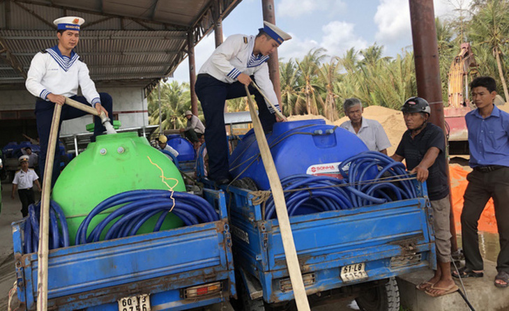 Hải quân tăng cường tàu cung cấp nước ngọt cho các tỉnh miền Tây - Ảnh 1.