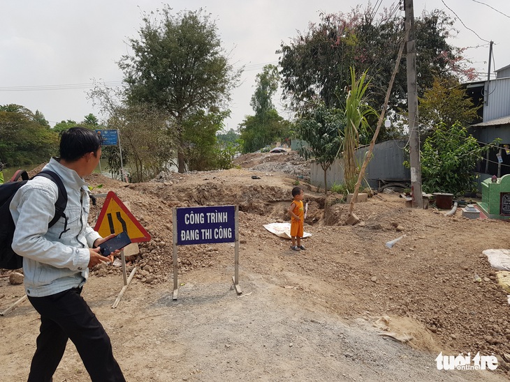 Dân phản đối chính quyền làm cầu cho doanh nghiệp không bồi thường đất - Ảnh 1.