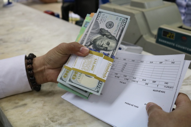 Giá USD tự do hạ nhiệt, USD ngân hàng lại nhích lên - Ảnh 1. Giá USD tự do hạ nhiệt, USD ngân hàng lại nhích lên - Ảnh 1.
