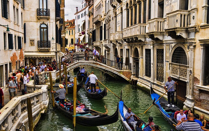 Nước kênh trong vắt, không khí sạch hơn ở Venice sau lệnh phong toả vì COVID-19 - Ảnh 4.