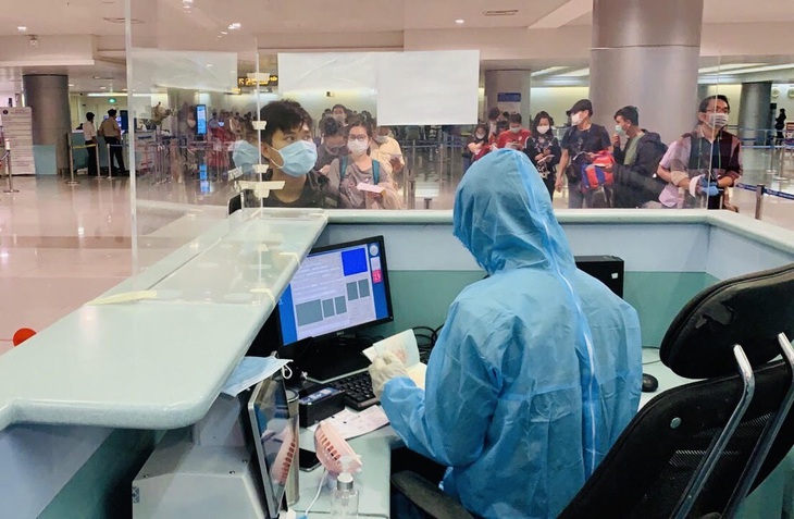 ‘Tôi không gặp thì cán bộ khác có thể sẽ gặp khách dương tính’ - Ảnh 1. ‘Tôi không gặp thì cán bộ khác có thể sẽ gặp khách dương tính’ - Ảnh 1.