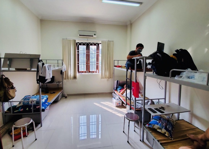 ‘Tôi không gặp thì cán bộ khác có thể sẽ gặp khách dương tính’ - Ảnh 2. ‘Tôi không gặp thì cán bộ khác có thể sẽ gặp khách dương tính’ - Ảnh 2.
