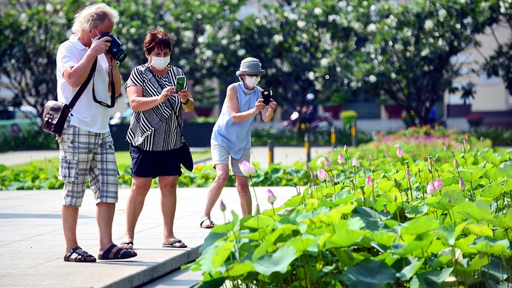 Không được xa lánh người nước ngoài - Ảnh 1. Không được xa lánh người nước ngoài - Ảnh 1.